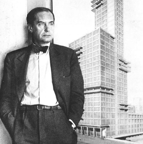 Gropius frente a su propuesta para el concurso del Chicago Tribune Tower, 1922.